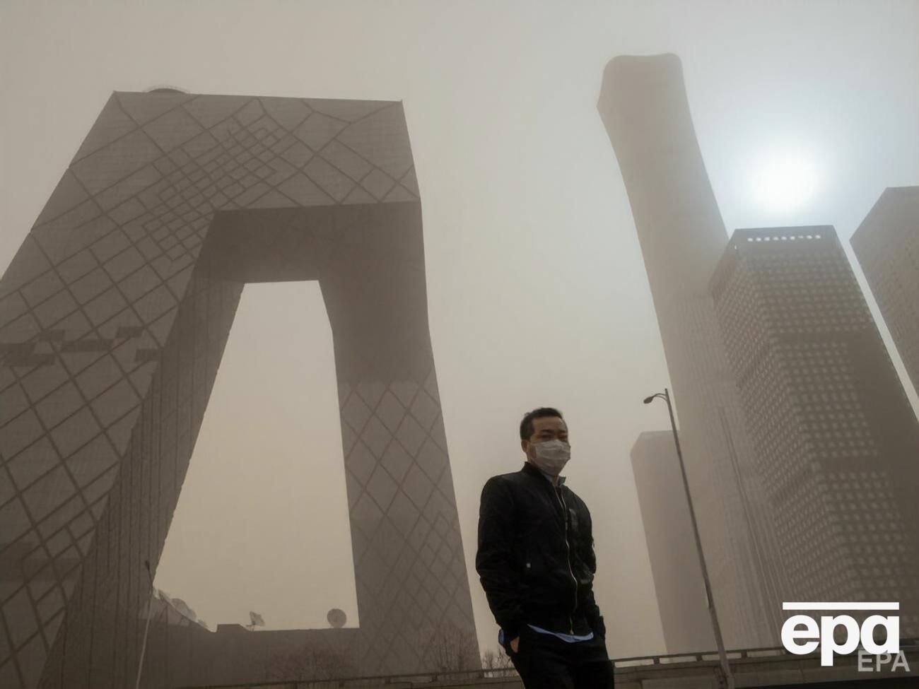 Из-за бури видимость в Пекине сократилась до менее 1000 метров