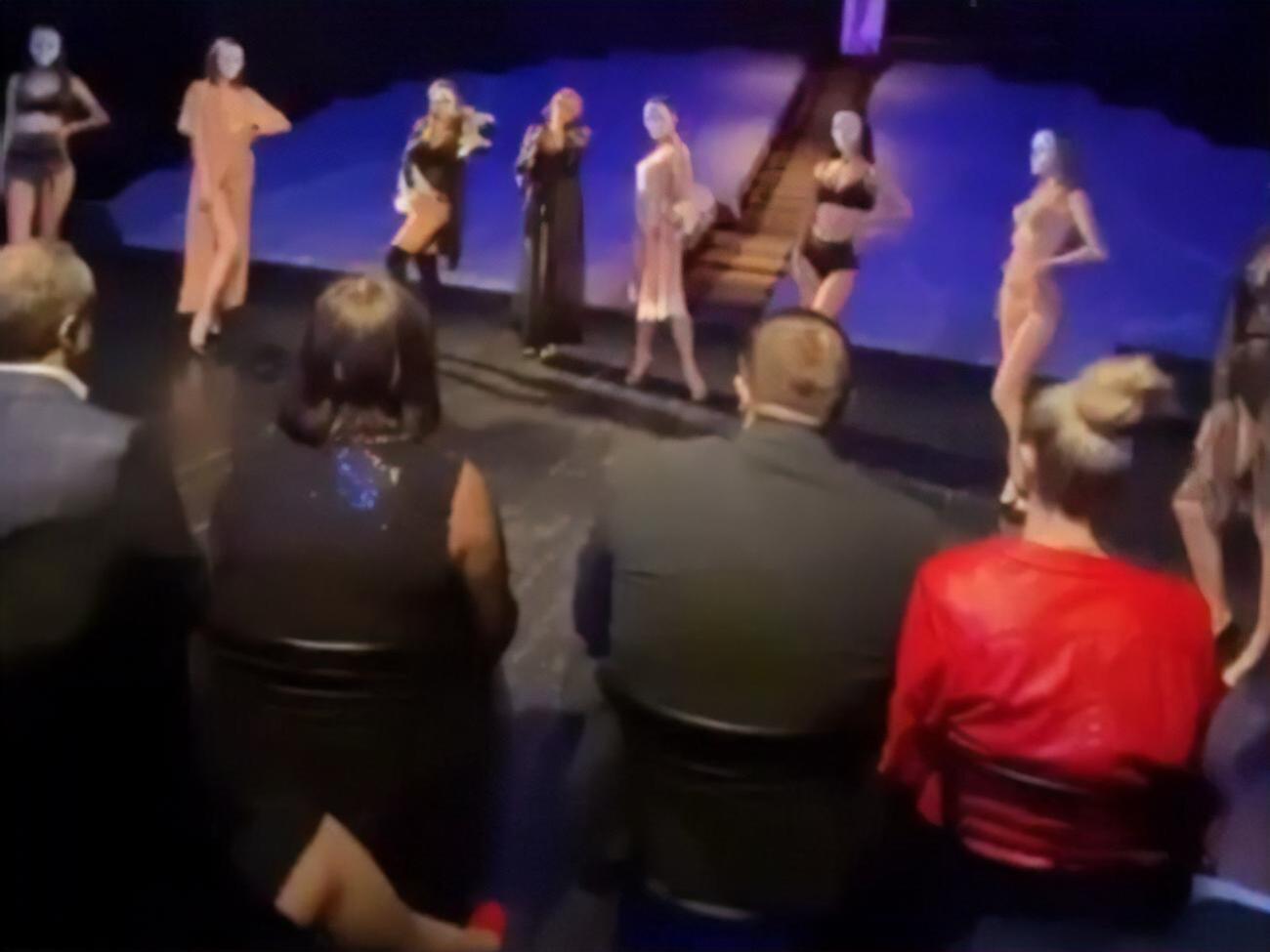 Перед чиновниками выступали актеры театра