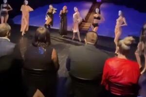 Перед чиновниками выступали актеры театра