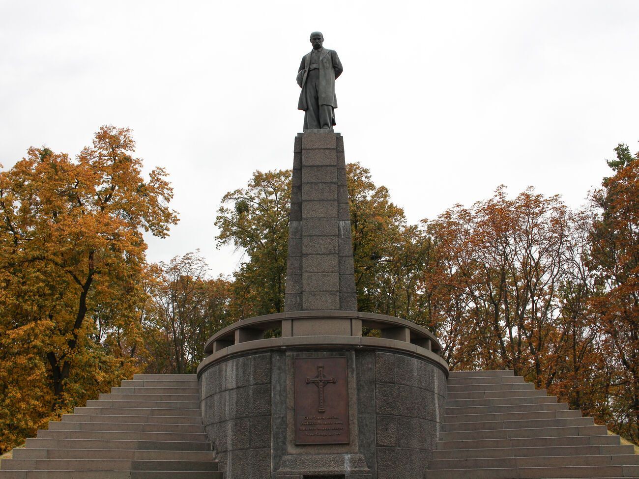 В МИД заявили, что отрицают российские нарративы о Тарасе Шевченко (на фото&nbsp;&ndash; памятник поэту на его могиле в Каневе)