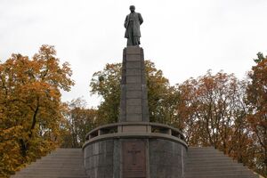 У МЗС заявили, що заперечують російські наративи про Тараса Шевченка (на фото – пам'ятник поетові на його могилі в Каневі)