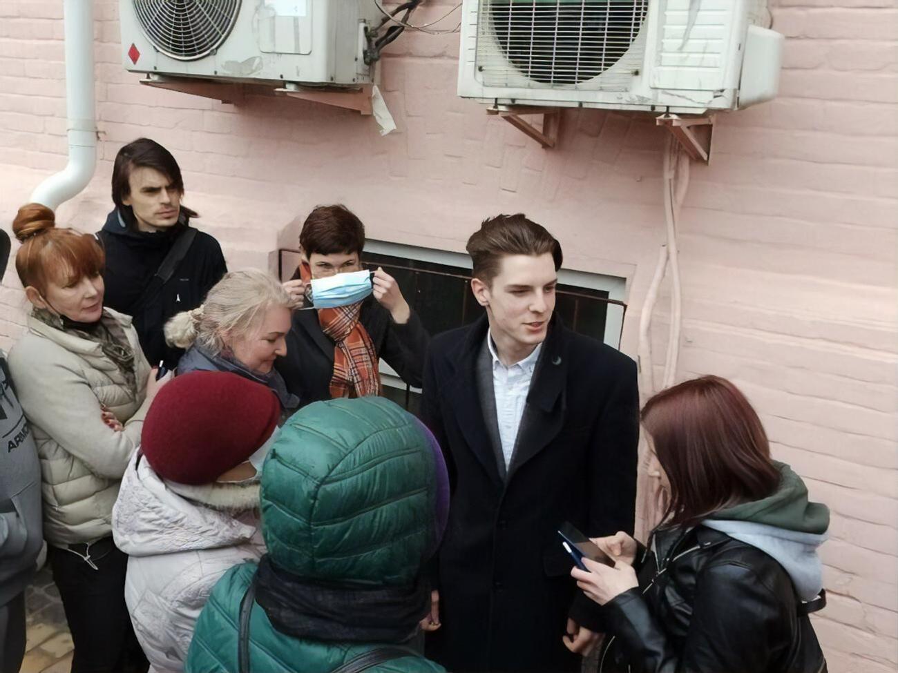 Ратушный (в центре) намерен обжаловать решение суда