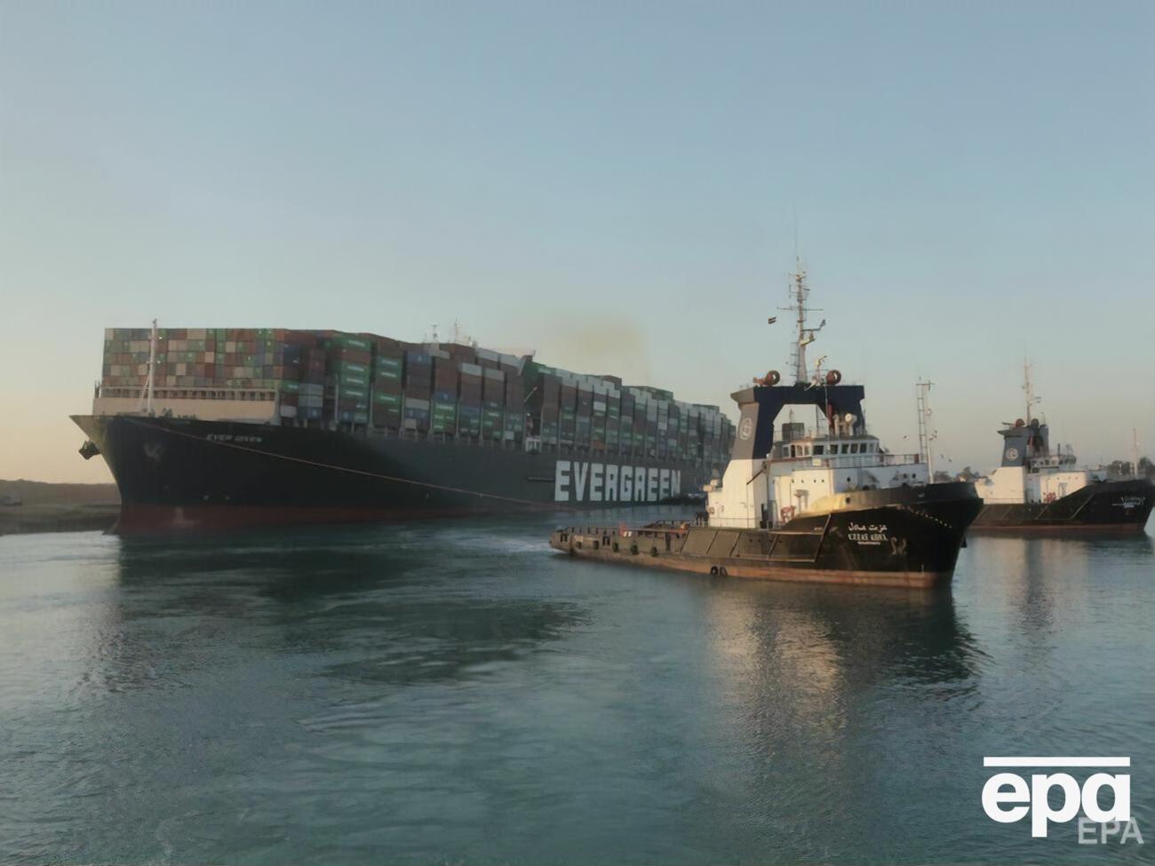 Контейнеровоз врезался в берег канала 23 марта, сегодня утром его сняли с мели