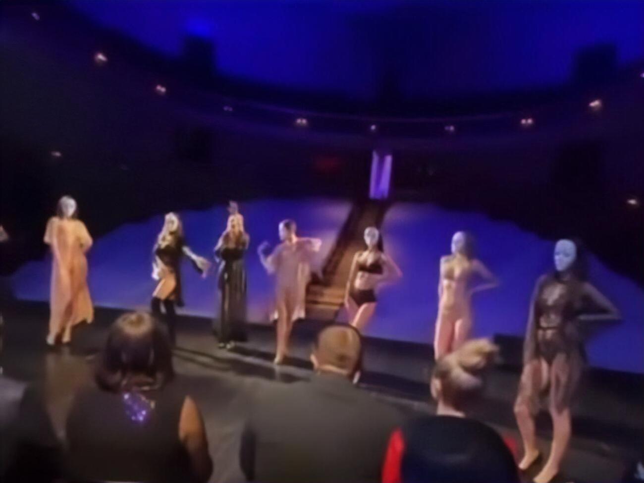 На сцене выступали актеры театра