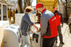 Компания уже передала 120 кислородных концентраторов и 100 кислородных подушек благотворительным фондам в Киеве