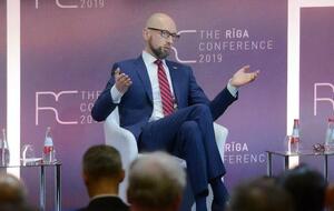 Яценюк: Может ли крупный бизнес иметь медиа? Конечно. Например, The Washington Post принадлежит миллиардеру Джеффу Безосу