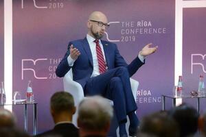 Яценюк: Чи може великий бізнес мати медіа? Звісно. Наприклад, The Washington Post належить мільярдерові Джеффу Безосу