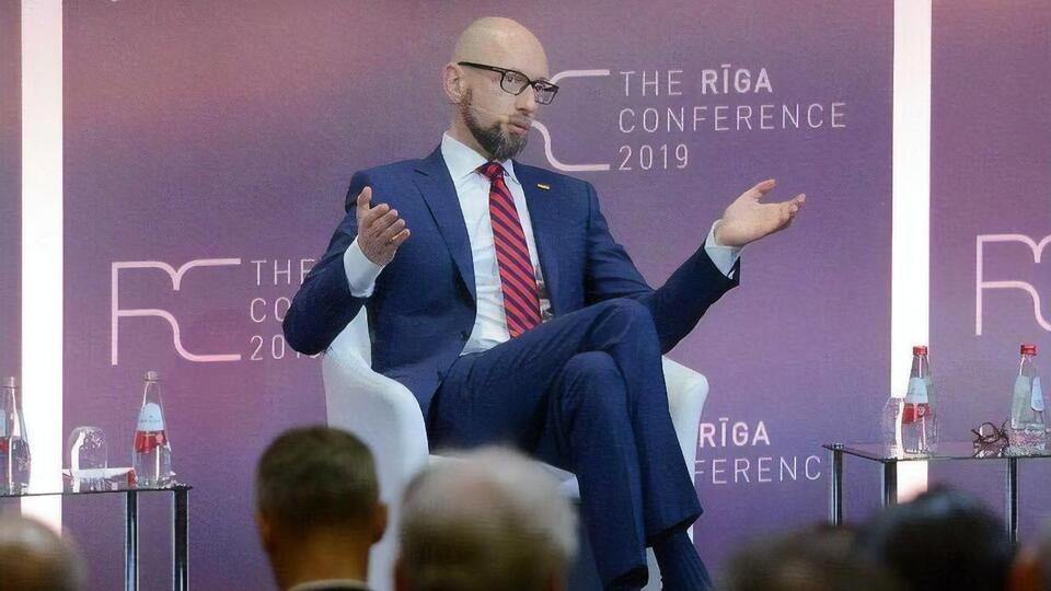 Яценюк: Может ли крупный бизнес иметь медиа? Конечно. Например, The Washington Post принадлежит миллиардеру Джеффу Безосу