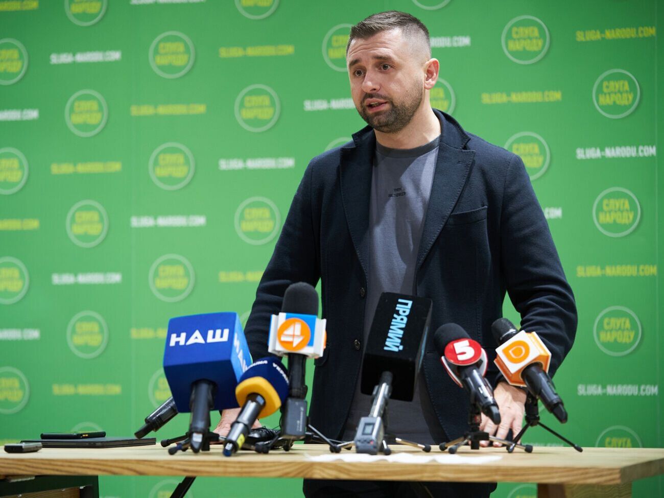 На первом внеочередном заседании Рады депутаты заслушают главнокомандующего ВСУ Хомчака о ситуации на фронте, отметил Арахамия