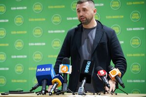 На першому позачерговому засіданні Ради депутати заслухають головнокомандувача ЗСУ Хомчака про ситуацію на фронті, зазначив Арахамія