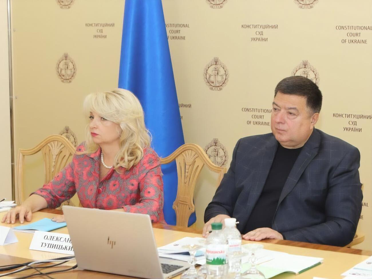 Тупицький (праворуч на фото) не прокоментував позиції інших суддів КСУ стосовно його звільнення