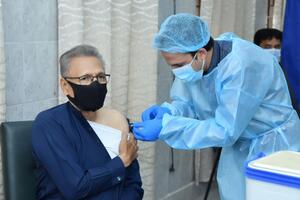 Алві зазначив, що антитіла проти коронавірусу з'являються тільки після другої дози вакцини