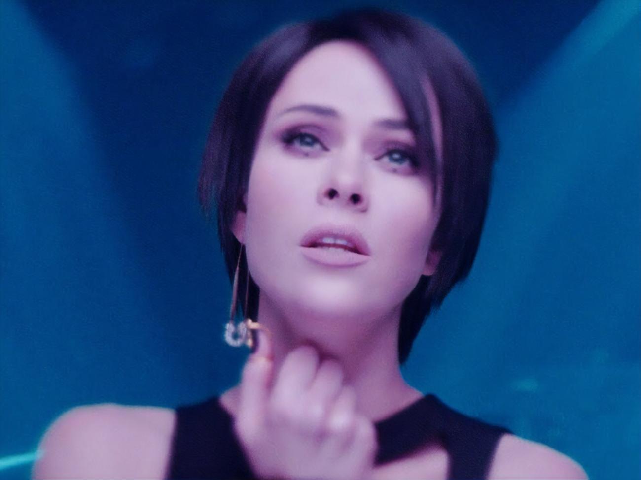 Санина появилась в клипе в новом образе