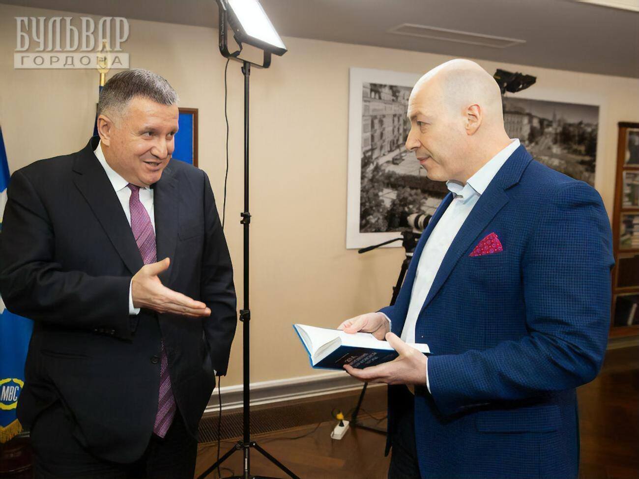 Аваков (слева) рассказал Гордону, что в разных правительствах были случайные люди, за которых было стыдно