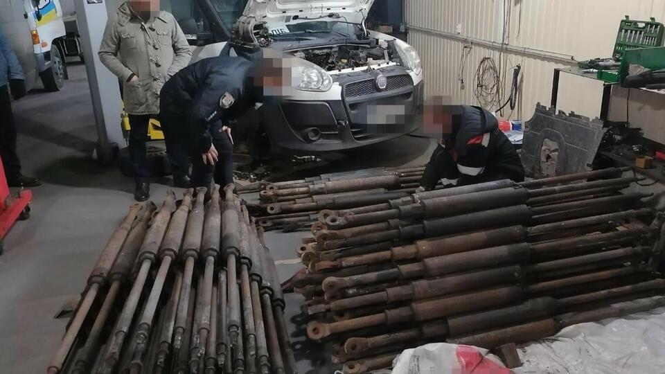 Під час обшуків правоохоронці вилучили фальсифіковану продукцію на майже 2 млн грн