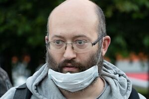 Суд визнав Азара винним у двох справах