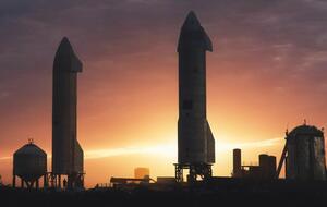 Вид на космические корабли Starship SN9 и SN10 на их испытательных стендах на заводе компании в Южном Техасе