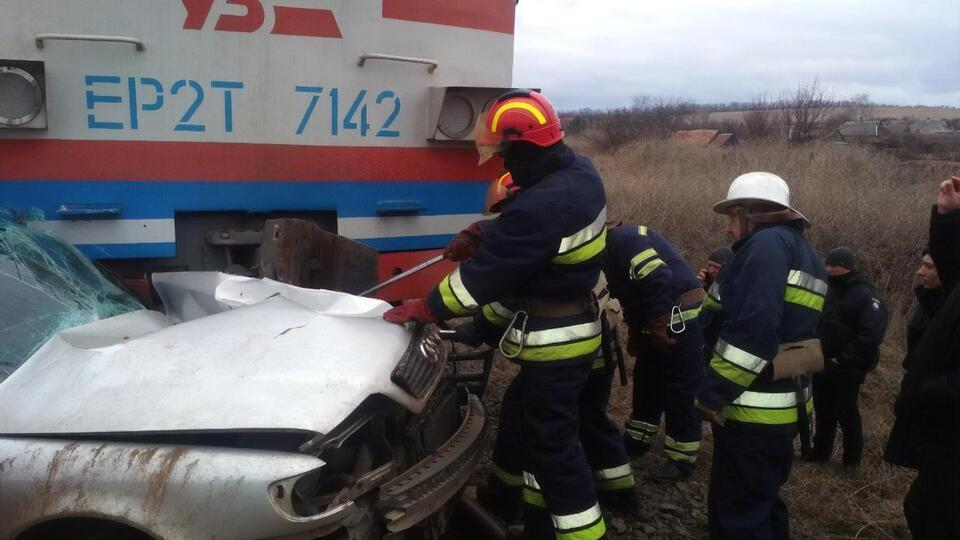 В результате ДТП в автомобиле были зажаты два человека