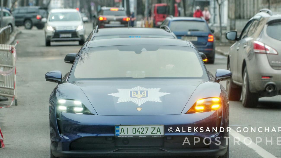 Із першого погляду автомобіль можна переплутати з поліцейським