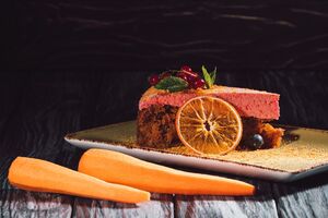 Для морквяного десерту знадобляться морква, фініки, горіхи, кокосова олія і вівсяна крупа