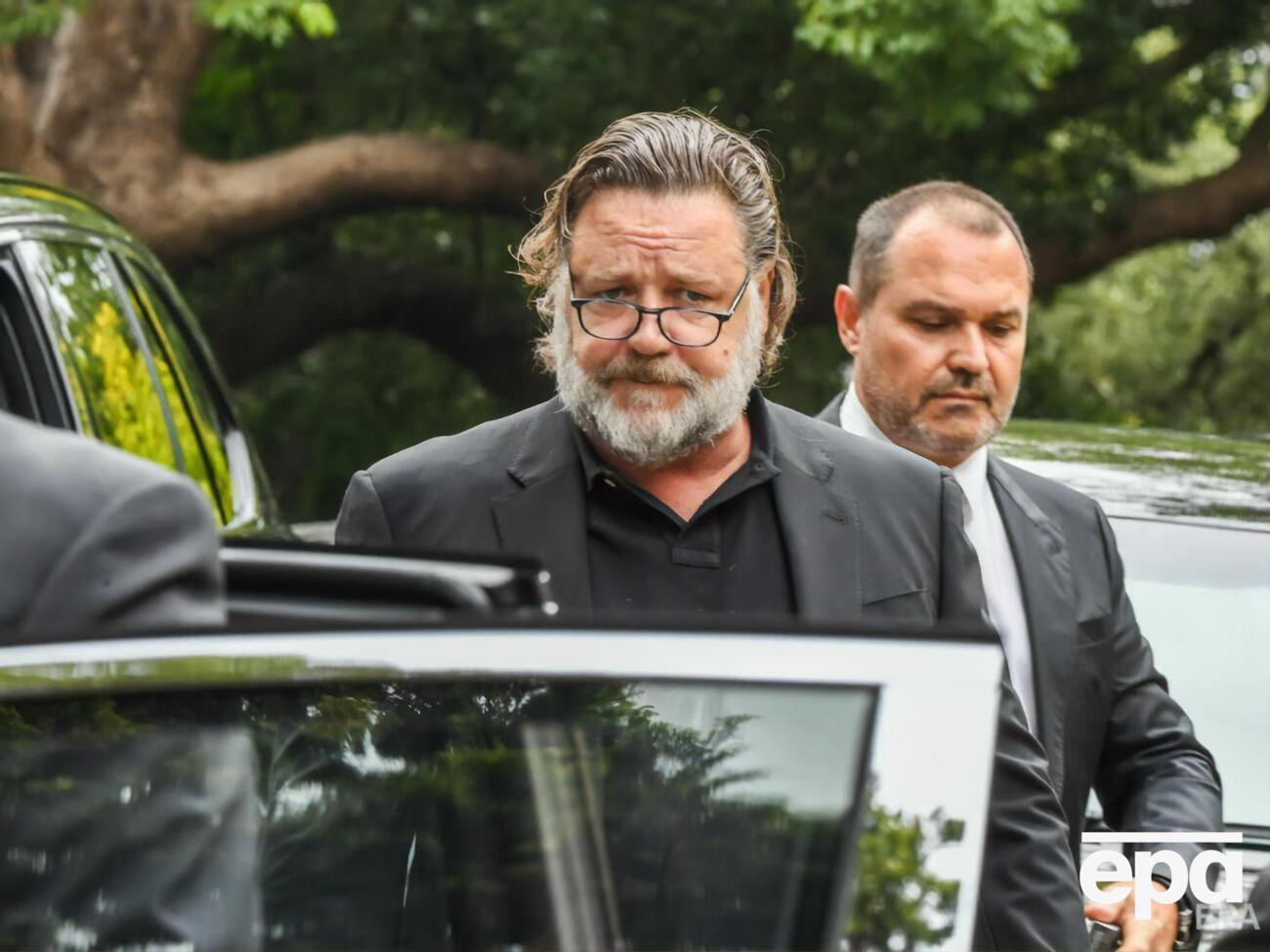 Батько Кроу помер 30 березня