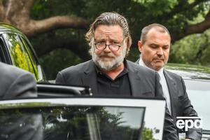 Отец Кроу скончался 30 марта