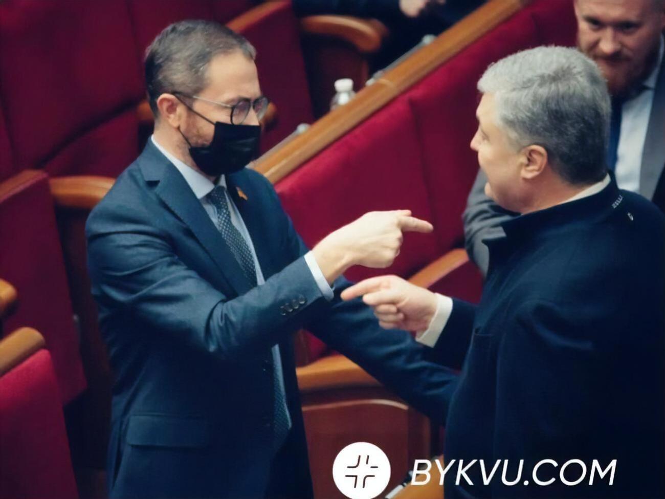 Нардепы от "Слуги народа" вступились за Зеленского во время выступления Порошенко