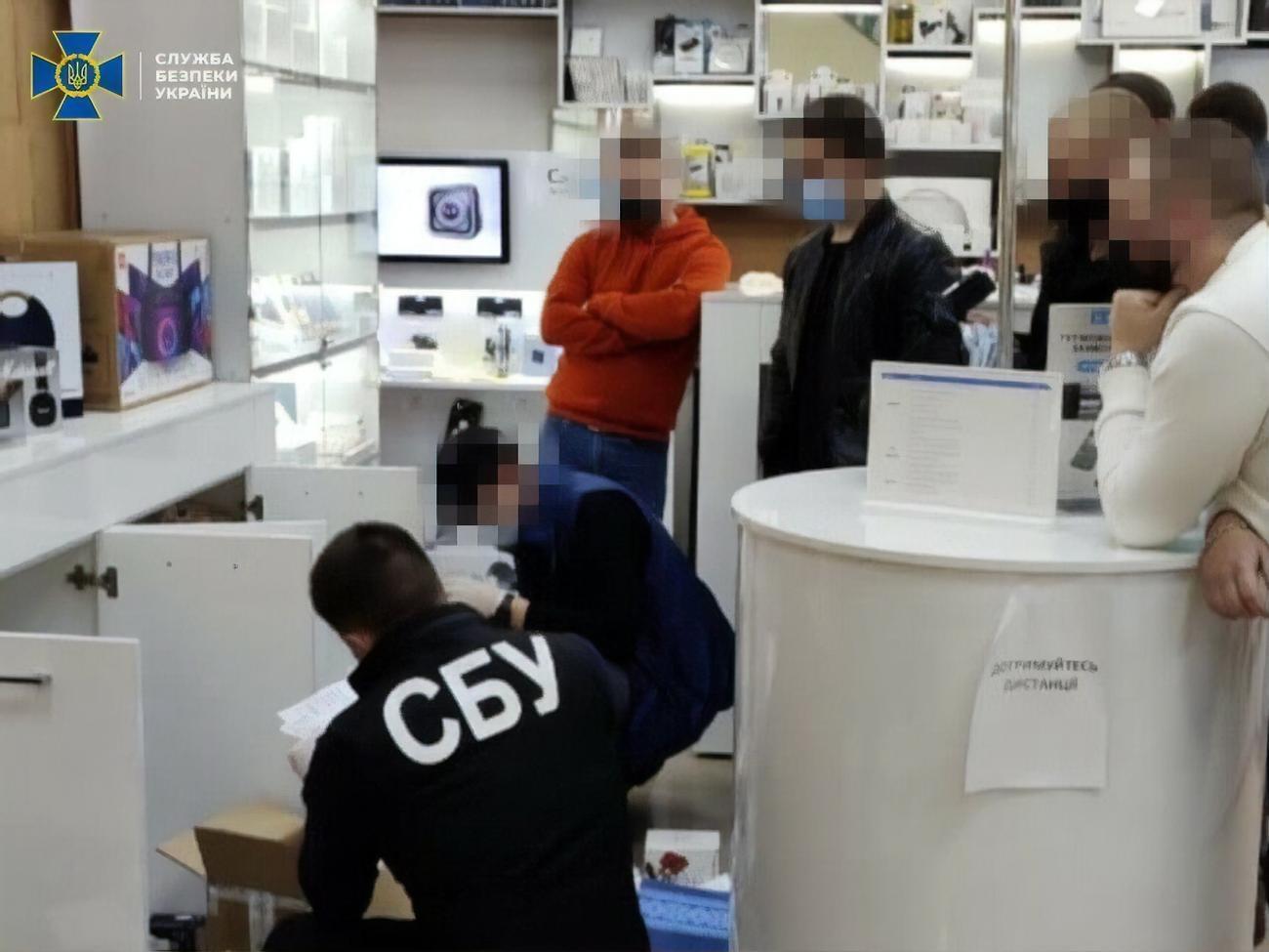 Злоумышленники разместили оборудование в арендованном помещении торгового центра