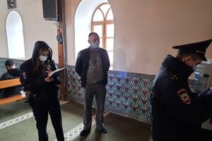 В результате обыска силовики изъяли три книги, все они есть в свободной продаже