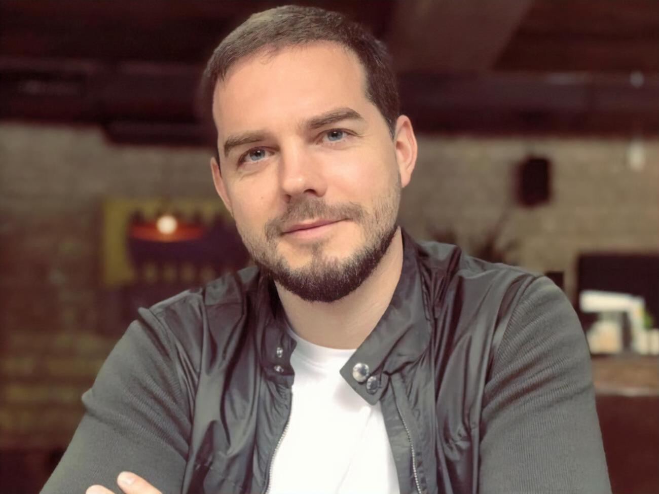 Шевченко написав 30 березня у Facebook, що вже вдома з рідними