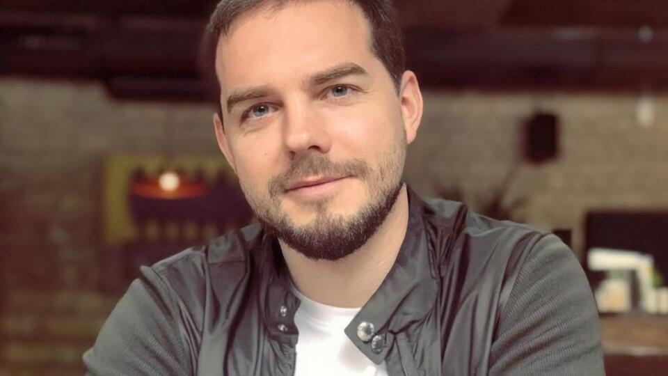 Шевченко написав 30 березня у Facebook, що вже вдома з рідними