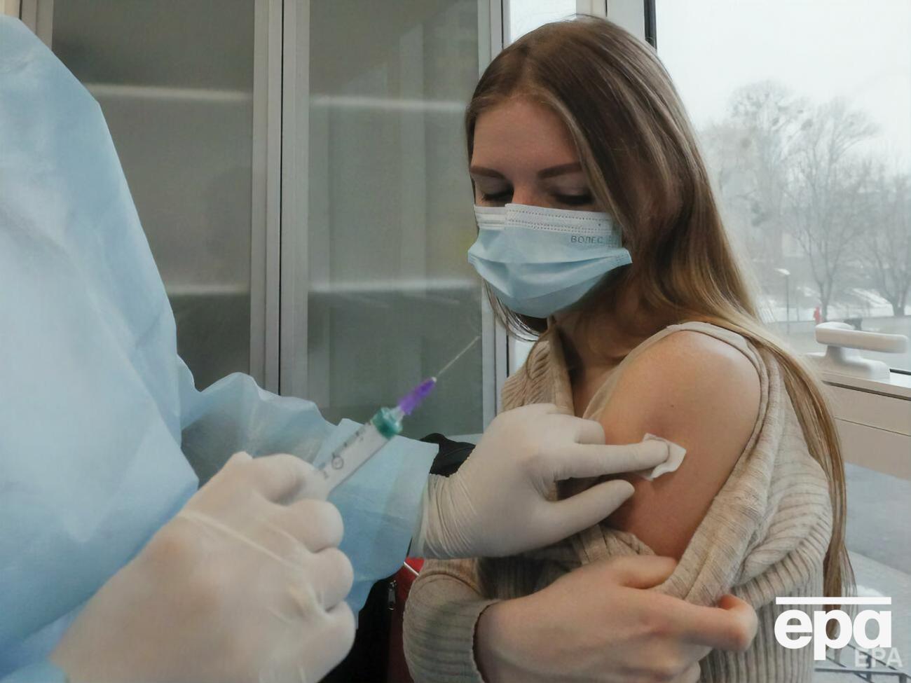 Українців вакцинують препаратом від Oxford/AstraZeneca (Covishield), виробленим в Індії