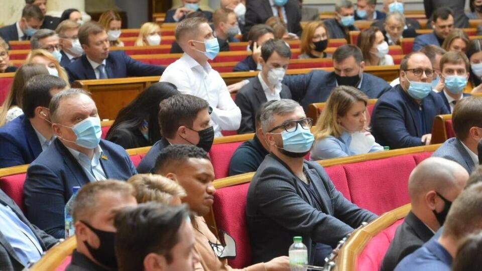 Нардепи, незважаючи на карантин, зібралися на позачергове засідання