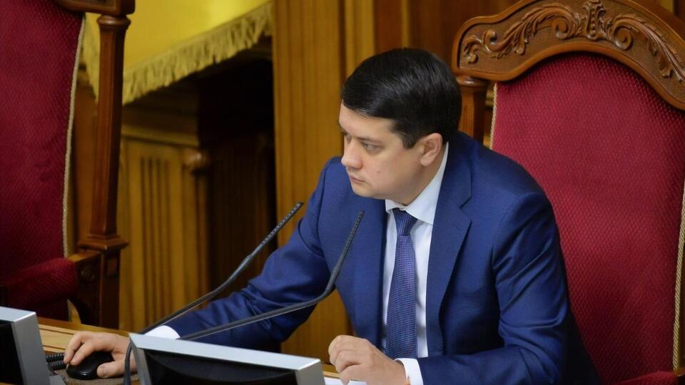 Разумков занимает должность председателя Верховной Рады Украины с августа 2019 года