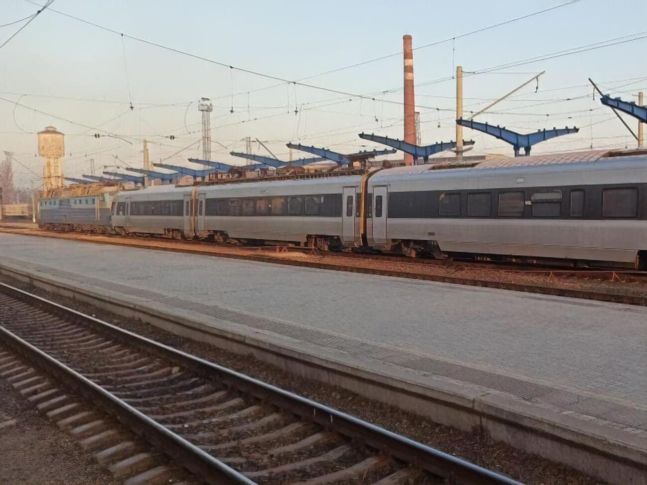 Рух потягів обіцяють поновити протягом двох годин