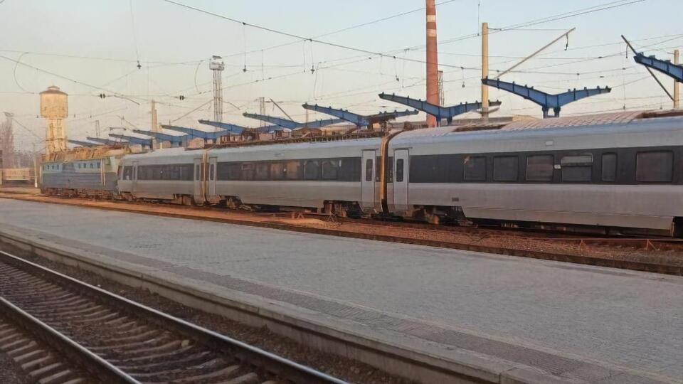 Рух потягів обіцяють поновити протягом двох годин