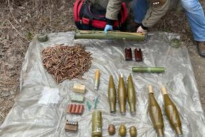 Вилучені зі схованки засоби ураження відправили на експертизу
