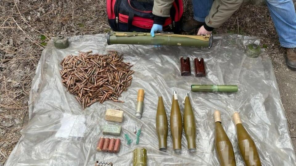 Вилучені зі схованки засоби ураження відправили на експертизу