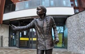 Студенты заявили, что Тунберг – "фантастический образец для подражания", но не поддержали установку ее скульптуры