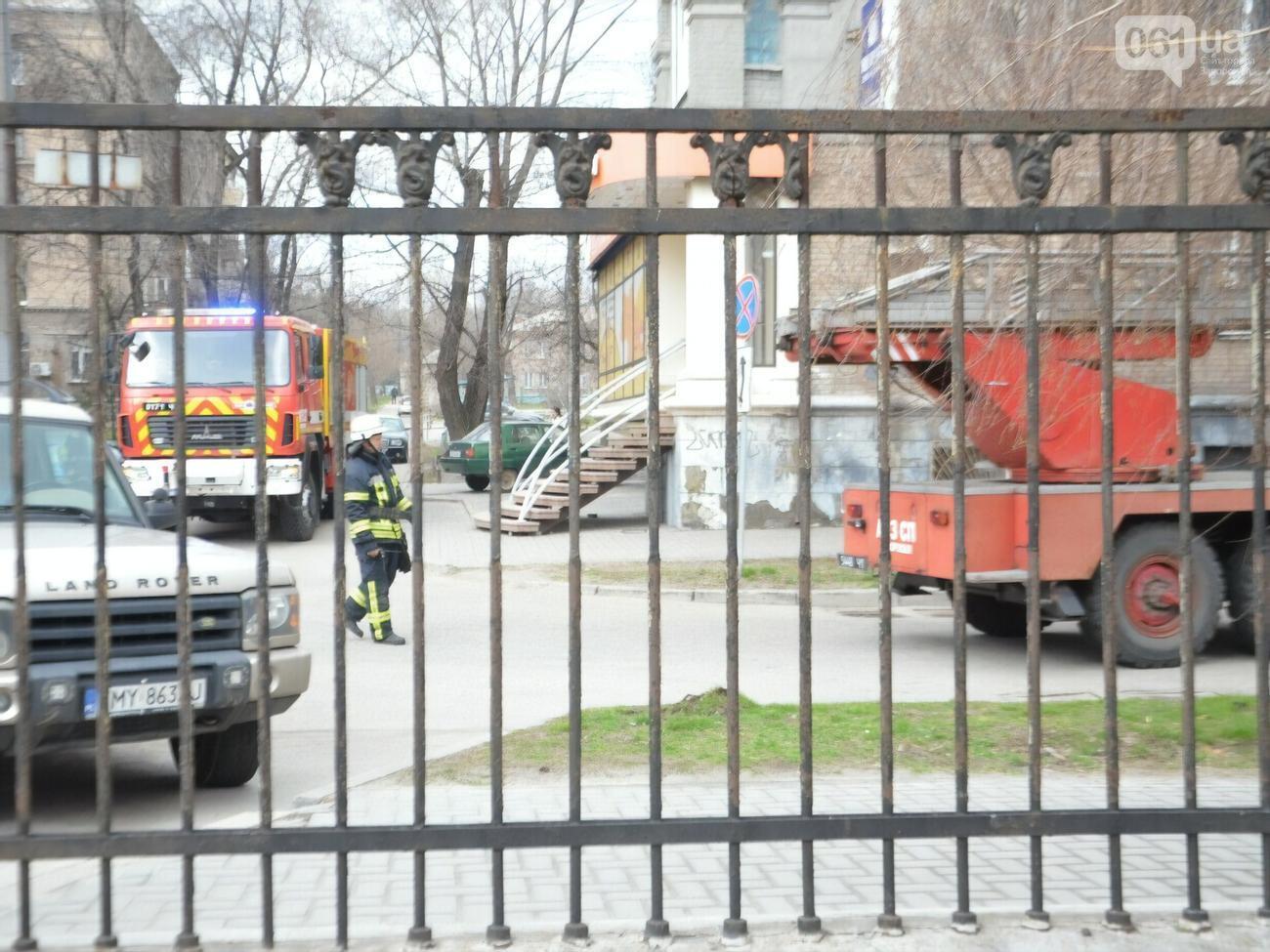 Полиция и спасатели искали взрывчатку в здании