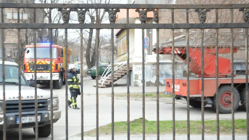 Поліція й рятувальники шукали вибухівку в будівлі