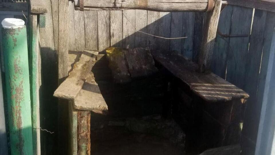 По словам женщины, девочка случайно упала в аварийный колодец