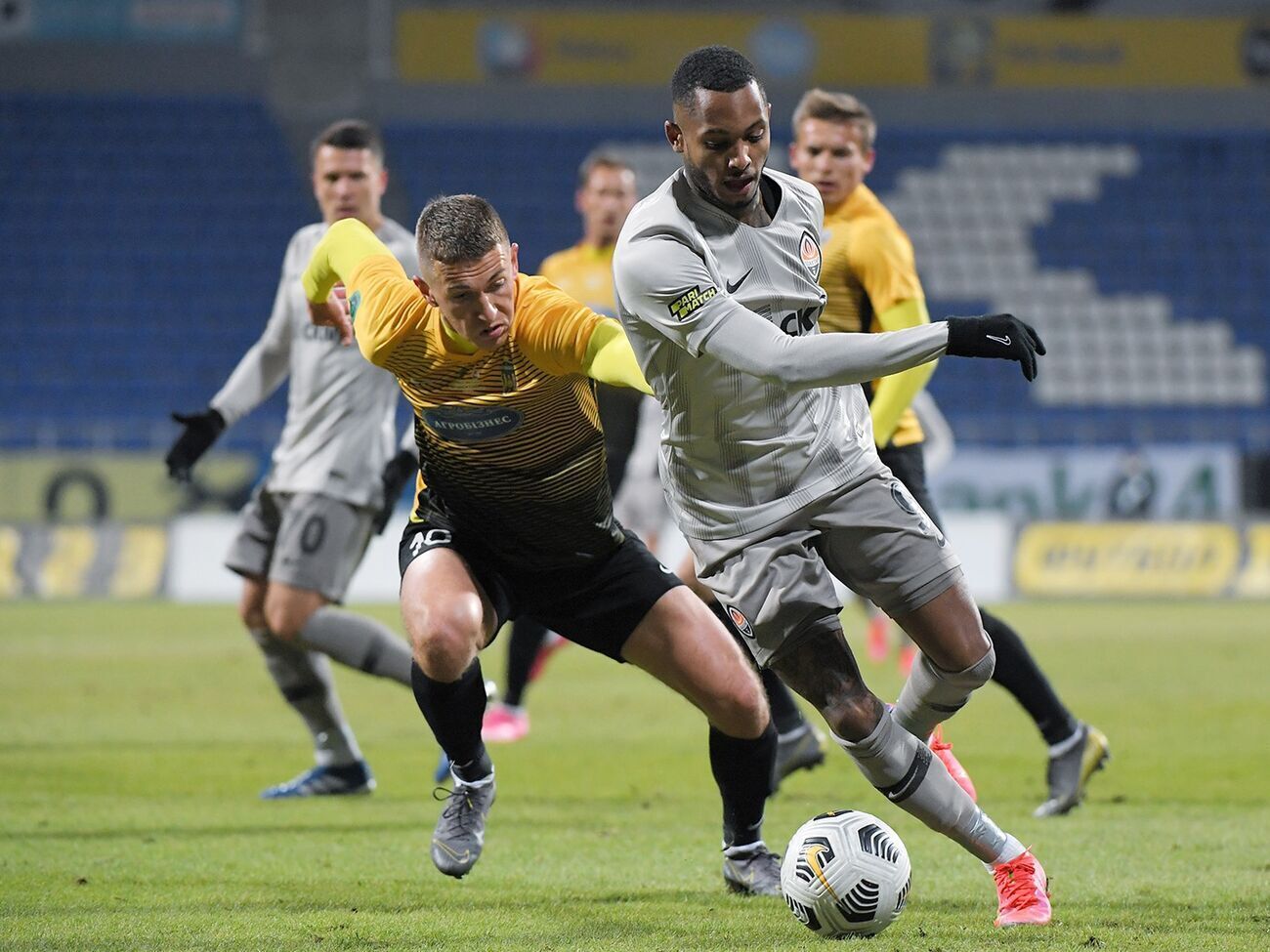 "Шахтар" (у сірих футболках) програв у Києві