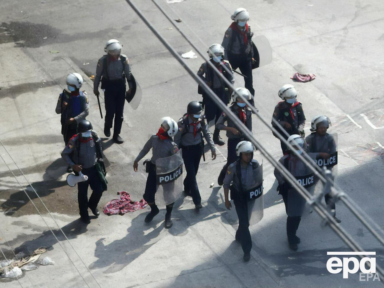 Протестующих в Мьянме разгоняют силовики