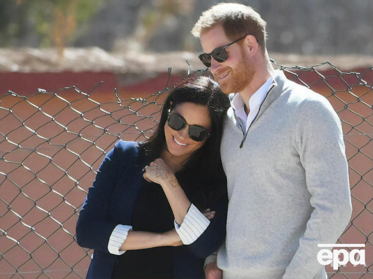 Принц Гарри и его жена Меган год назад отказались от королевских обязанностей и переехали в США