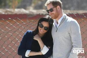 Принц Гарри и его жена Меган год назад отказались от королевских обязанностей и переехали в США
