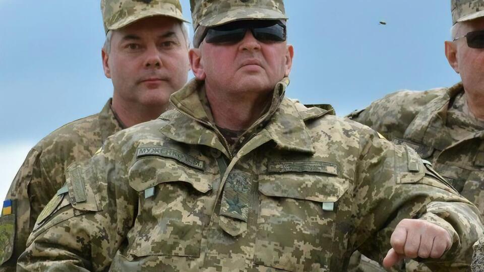 Муженко (на фото в центре) отметил, что РФ готова к действиям