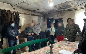 По данным полиции, мужчина арендовал дом в селе, поселил там бездомных, несовершеннолетних из неблагополучных семей, нарко- и алкозависимых и эксплуатировал их