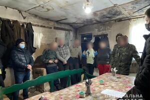 По данным полиции, мужчина арендовал дом в селе, поселил там бездомных, несовершеннолетних из неблагополучных семей, нарко- и алкозависимых и эксплуатировал их