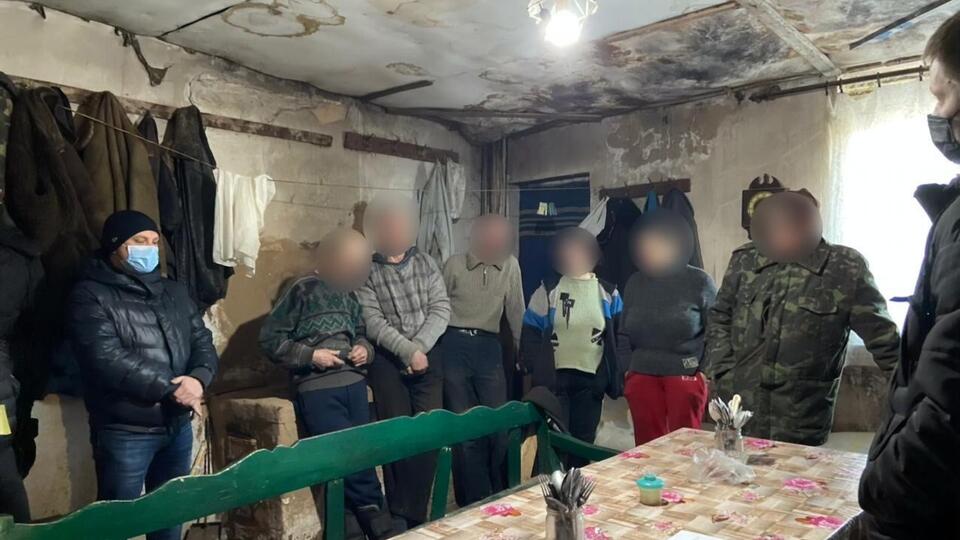 За даними поліції, чоловік орендував будинок у селі, поселив там бездомних, неповнолітніх із неблагополучних сімей, нарко- й алкозалежних та експлуатував.